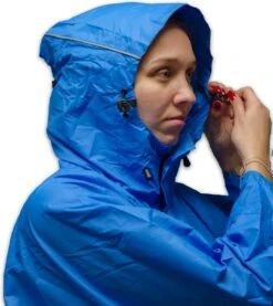 LOWLAND OUTDOOR® Wandelponcho - 100% Waterdicht (10.000mm) - Ademend (8.000g/M²) PFAS Vrij! Large -Velo Pour Tous 1070x1200 8