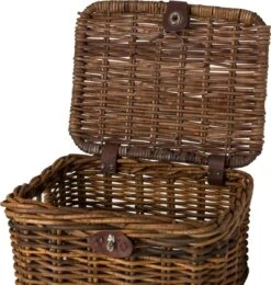 Fastrider Sera Rotan Fietsmand - Bruin - 17L - Handgemaakt - Met Klep -Velo Pour Tous 1141x1200 2