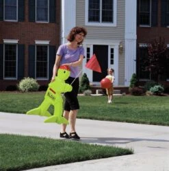 Victor Veilig Met Rode Waarschuwingsvlag - Verkeersmaatje / Verkeerspop In Fluoriserend Groen - Pas Op Spelende Kinderen Waarschuwingsbord Kid Alert -Velo Pour Tous 1190x1200 7