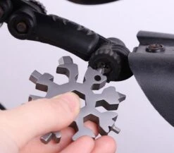 Merkloos VADERDAG TIP18-in-1 Multi Tool |Sneeuwvlok Sleutelhanger| Moersleutel | Draagbare Universele Tool |Schroevendraaier | Cadeau Tip | Vaderdag Cadeau | Vaderdag -Velo Pour Tous 1200x1056 8