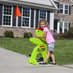 Victor Veilig Met Rode Waarschuwingsvlag - Verkeersmaatje / Verkeerspop In Fluoriserend Groen - Pas Op Spelende Kinderen Waarschuwingsbord Kid Alert -Velo Pour Tous 1200x1200 1092