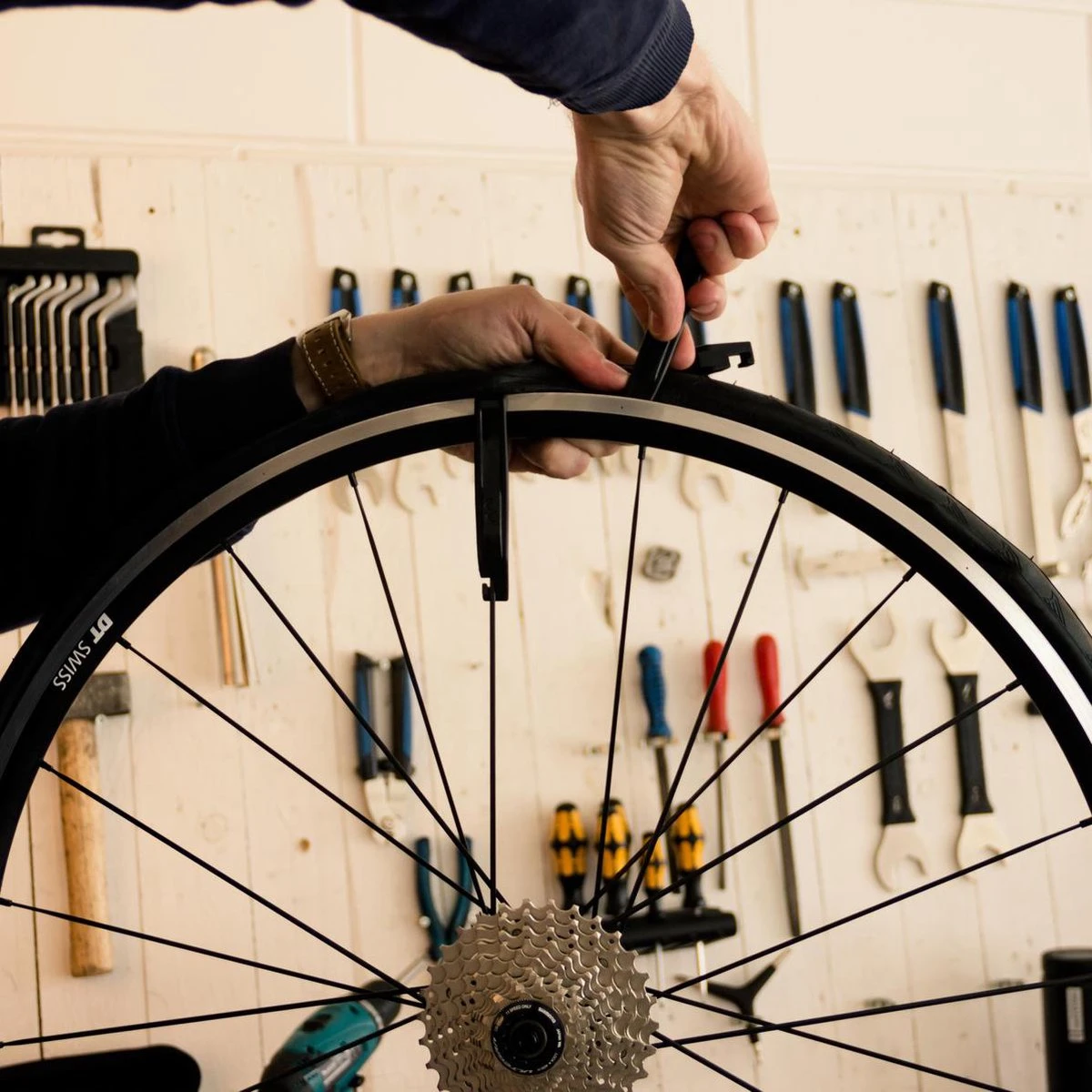 BBB Cycling EasyLift Bandenlichter - Fietsgereedsschap - Fietsband Oplegger - Neon Geel - 3 Stuks - BTL-81 4 BBB Cycling EasyLift Bandenlichter - Fietsgereedsschap - Fietsband Oplegger - Neon Geel - 3 Stuks - BTL-81 – Image 4