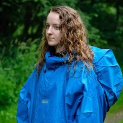 LOWLAND OUTDOOR® Rugzakponcho - 100% Waterdicht (10.000mm) - Ademend (8.000g/M²) - Large - PFAS Vrij! -Velo Pour Tous 1200x1200 1284