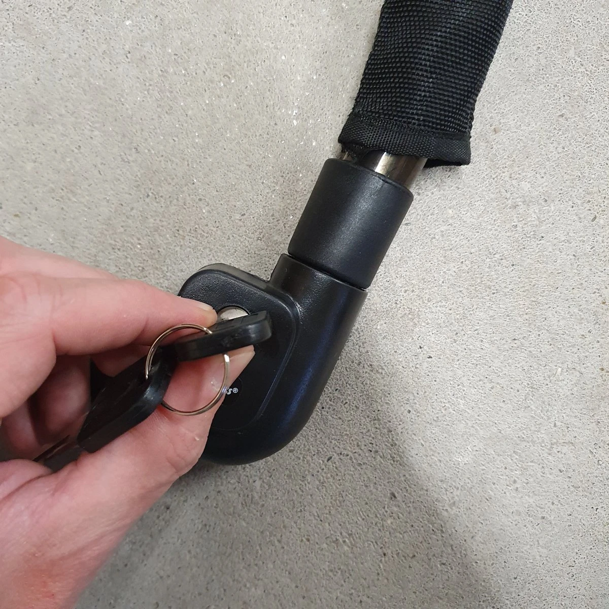 Maxx-Locks Bulls Kettingslot - Solid Pantserslot Uit Gehard Staal - Gebruik Slot Lock Motor Scooter Fiets Motorslot Scooterslot - Alternatief Voor Ketting Ringslot Cijferslot Kabelslot Beugelslot - Lengte 100CM Dikte 8MM - Zwart 3 Maxx-Locks Bulls Kettingslot - Solid Pantserslot Uit Gehard Staal - Gebruik Slot Lock Motor Scooter Fiets Motorslot Scooterslot - Alternatief Voor Ketting Ringslot Cijferslot Kabelslot Beugelslot - Lengte 100CM Dikte 8MM - Zwart – Image 3