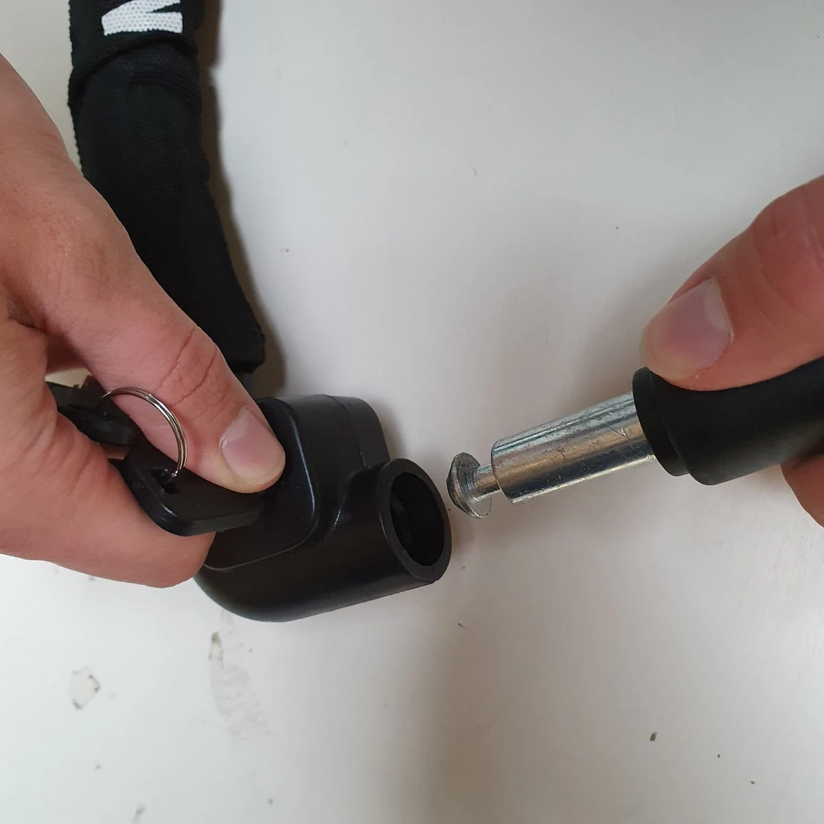 Maxx-Locks Bulls Kettingslot - Solid Pantserslot Uit Gehard Staal - Gebruik Slot Lock Motor Scooter Fiets Motorslot Scooterslot - Alternatief Voor Ketting Ringslot Cijferslot Kabelslot Beugelslot - Lengte 100CM Dikte 8MM - Zwart 5 Maxx-Locks Bulls Kettingslot - Solid Pantserslot Uit Gehard Staal - Gebruik Slot Lock Motor Scooter Fiets Motorslot Scooterslot - Alternatief Voor Ketting Ringslot Cijferslot Kabelslot Beugelslot - Lengte 100CM Dikte 8MM - Zwart – Image 5