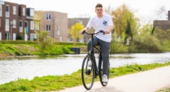 Amigo E-Vibe D1 - Elektrische Stadsfiets Voor Heren - Met 7 Versnellingen - Matgrijs -Velo Pour Tous 1200x654 2