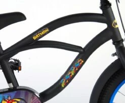 Volare Batman Kinderfiets - Jongens - 16 Inch - Zwart/Blauw - 95% Afgemonteerd -Velo Pour Tous 1200x990 1