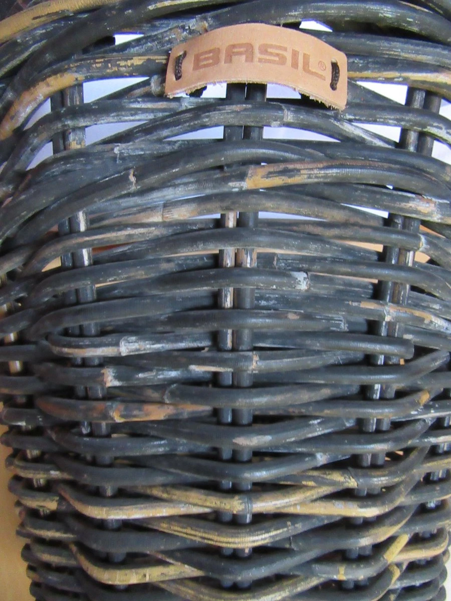 Basil Darcy L Fietsmand - Voor - Rotan - Inclusief Riempjes - Zwart Melee 5 Basil Darcy L Fietsmand - Voor - Rotan - Inclusief Riempjes - Zwart Melee – Image 5