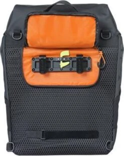 Basil Miles Tarpaulin Fietsrugzak - Enkele Fietstas - Zwart - 17 Liter -Velo Pour Tous 950x1200