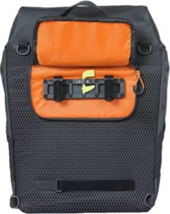 Basil Miles Tarpaulin Fietsrugzak - Enkele Fietstas - Zwart - 17 Liter -Velo Pour Tous 953x1200